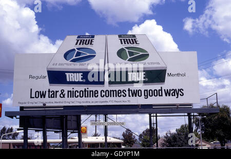 Echte Zigaretten Plakatwand in Los Angeles, CA ca. 1971 Stockfoto