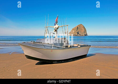 Eine Fischerei Dory am Strand von Pacific City, Oregon, Heimat der Pacific Stadt Dory Flotte. Pacific City ist einer der wenigen Orte Stockfoto