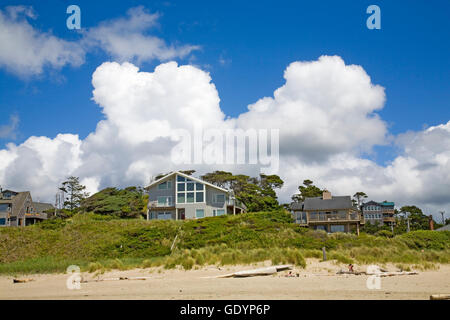 Cumulus-Wolken über einem Pazifik-Strand in Lincoln City, Oregon Stockfoto