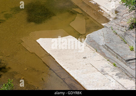 Tully Kalkstein bildet Taughannock Bachbett in Taughannock fällt Schlucht, NY. Stockfoto