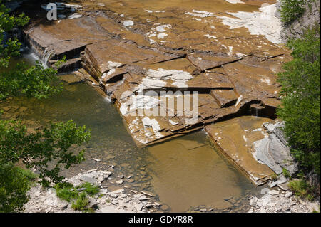 Tully Kalkstein bildet Taughannock Bachbett in Taughannock fällt Schlucht, NY. Stockfoto