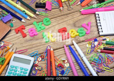 Take it Easy Word und Office Tools auf Holztisch Stockfoto