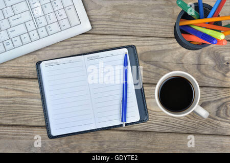 Weiße Notebook auf Holztisch Stockfoto