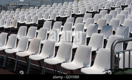 Stühle in Reihen in ein Open-Air-Theater Stockfoto