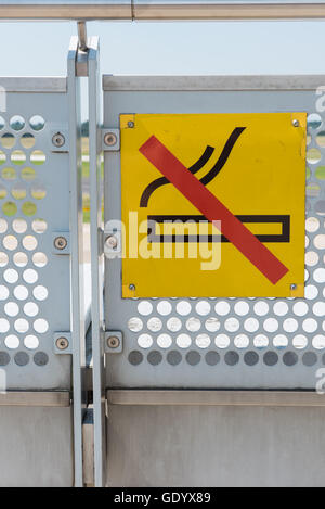 kein Rauchen Schild angeschraubt Geländer außerhalb Stockfoto