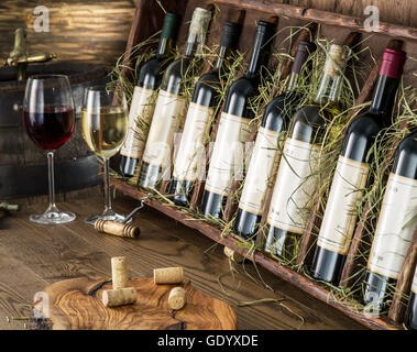 Weinflaschen auf dem Holzregal. Stockfoto