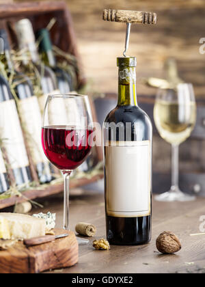 Gläser Wein und Käse-Platte. Wein zu testen. Stockfoto