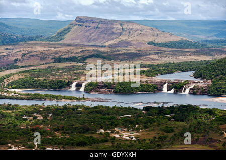 Luftaufnahme von Canaima Lagune Wasserfälle am Fluss Carrao in Venezuela. Tepuis (Tafelbergen) im Hintergrund Stockfoto