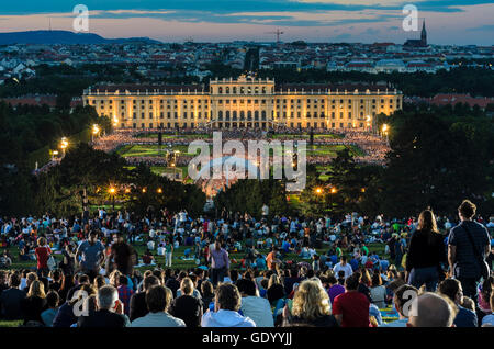 Wien, Wien: Sommer-Night-Konzert der Wiener Philharmoniker im Park von Schloss Schönbrunn, Austria, Wien, 13. Stockfoto