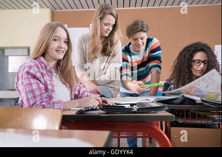 Studenten lernen im Klassenzimmer, Bayern, Deutschland Stockfoto