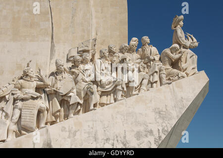 Denkmäler. Das Denkmal der Entdeckungen in Belém feiert die großen Helden der portugiesischen Zeitalter der Erforschung und Entdeckung. Lissabon, Portugal. Stockfoto