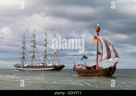 Segelschiffe auf der Ostsee in Rostock (Deutschland) Stockfoto