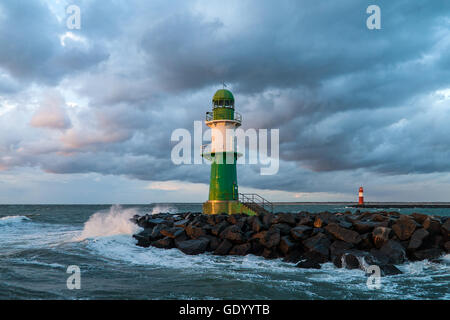 Die Mole in Warnemünde (Deutschland) an der Ostsee-Küste Stockfoto