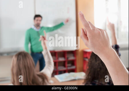 Lehrer unterrichten von Schülern im Klassenzimmer, Bayern, Deutschland Stockfoto