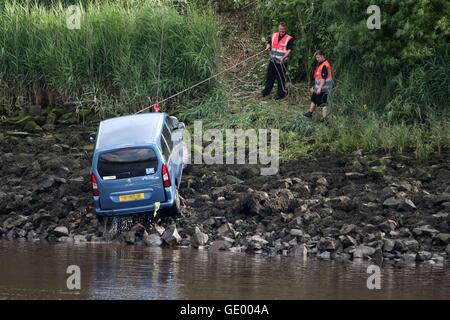 PIXELIG durch die PA Bild ANMELDESCHALTER A Auto gezogen aus den River Clyde, wo ein Körper danach geborgen wurde, stürzte ins Wasser. Stockfoto