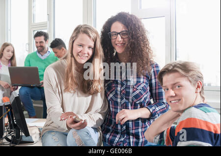 Glücklich Universitätsstudenten in Computer Lab, Bayern, Deutschland Stockfoto