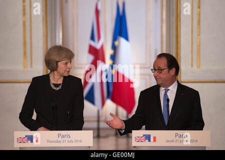 Premierminister Theresa May hält eine gemeinsame Pressekonferenz mit dem französischen Präsidenten Francois Hollande im Elysée-Palast in Paris, nachdem sie ein bilaterales Treffen gehabt. Stockfoto