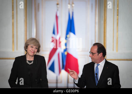 Premierminister Theresa May hält eine gemeinsame Pressekonferenz mit dem französischen Präsidenten Francois Hollande im Elysée-Palast in Paris, nachdem sie ein bilaterales Treffen gehabt. Stockfoto