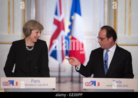Premierminister Theresa May hält eine gemeinsame Pressekonferenz mit dem französischen Präsidenten Francois Hollande im Elysée-Palast in Paris, nachdem sie ein bilaterales Treffen gehabt. Stockfoto
