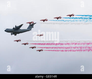 Militärisches Transportflugzeug Airbus A400M fliegt mit den roten Pfeilen auf der 2016 FArnborough International Airshow Stockfoto