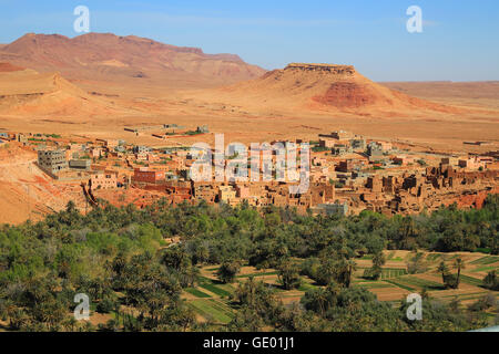 Marokkanischen Dorf am östlichen Abhänge des Atlas-Gebirges in Tinghir Oase Stockfoto