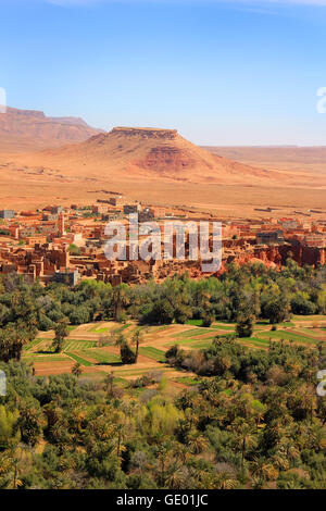 Marokkanischen Dorf am östlichen Abhänge des Atlas-Gebirges in Tinghir Oase Stockfoto