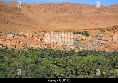 Marokkanischen Dorf am östlichen Abhänge des Atlas-Gebirges in Tinghir Oase Stockfoto