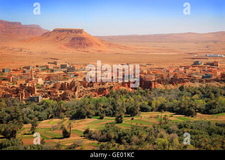 Marokkanischen Dorf am östlichen Abhänge des Atlas-Gebirges in Tinghir Oase Stockfoto