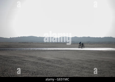 Paar am Strand, Radfahren Renesse, Schouwen-Duiveland, Zeeland, Niederlande Stockfoto