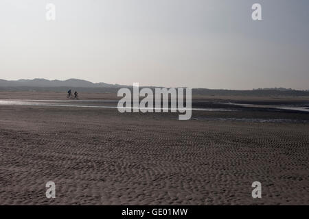 Paar am Strand, Radfahren Renesse, Schouwen-Duiveland, Zeeland, Niederlande Stockfoto