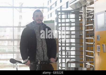 Mitte erwachsenen Mann, der mit dem Fahrrad im Parkhaus, Freiburg Im Breisgau, Baden-Württemberg, Deutschland Stockfoto
