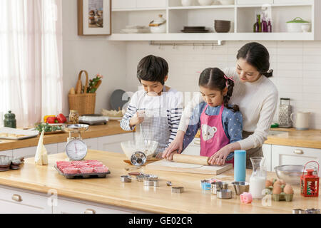 Liebevolle Mutter helfen, ihrer Tochter und Sohn in Küche Stockfoto