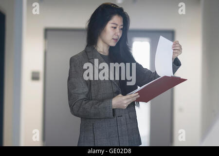 Junge Ingenieurin arbeiten in einer Industrieanlage, Freiburg Im Breisgau, Baden-Württemberg, Deutschland Stockfoto