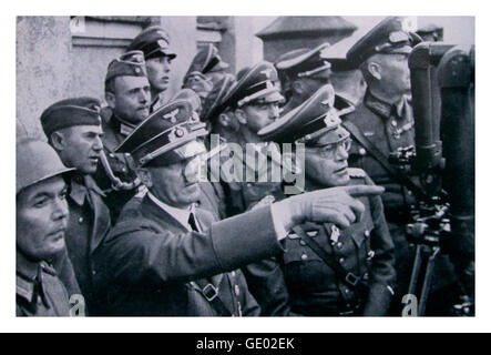 Adolf Hitler Polen Invasionsbesetzung mit hochrangigen Armeeoffizieren beobachtet eine Schlacht außerhalb Warschaus Polens im Jahr 1939. Stockfoto