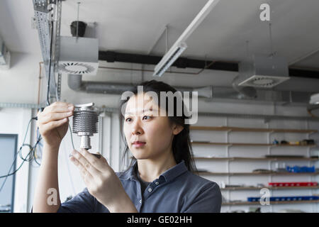 Junge Ingenieurin arbeiten in einer Industrieanlage, Freiburg Im Breisgau, Baden-Württemberg, Deutschland Stockfoto