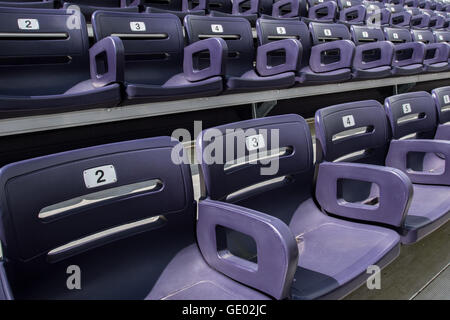 Lila Stadion Sitze engen High Angle auf einer Diagonale Stockfoto