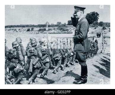 1939 DEUTSCHE NAZIBESETZUNGSINVASION POLEN Adolf Hitler salutiert Wehrmachtttruppen während der Besetzung Polens WW2 Stockfoto