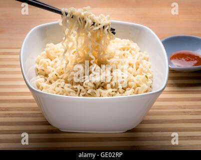 Ramen Instant Nudeln isoliert in Schüssel weiß Stockfoto