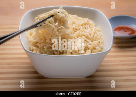 Ramen Instant Nudeln isoliert in Schüssel weiß Stockfoto