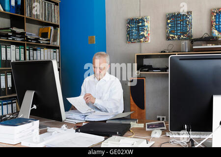 Senior-Unternehmer arbeiten im Büro, Freiburg Im Breisgau, Baden-Württemberg, Deutschland Stockfoto
