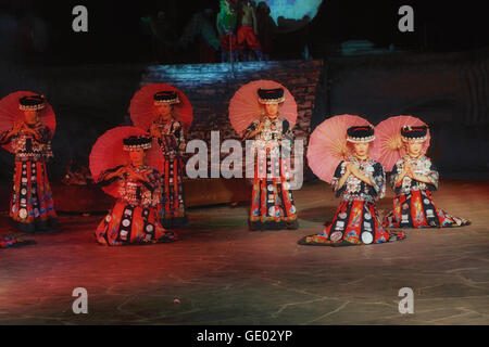 Folklore-Show für Touristen, Miao Town Hunan, Volksrepublik China 2016 Stockfoto