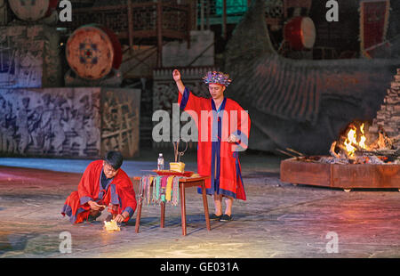 Folklore-Show für Touristen, Miao Town Hunan, Volksrepublik China 2016 Stockfoto