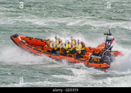 RNLI Portsmouth, Atlantic 85 Inshore Lifeboat' Norma T'an Geschwindigkeit in den Solent aus Portsmouth am 21. Juli 2016. Stockfoto