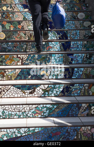 Detail der Mosaik Fliesen Dekoration auf dem 16. Ave Schritte Projekt, oder Moraga Stufen oder Treppen. San Francisco, Kalifornien, USA Stockfoto