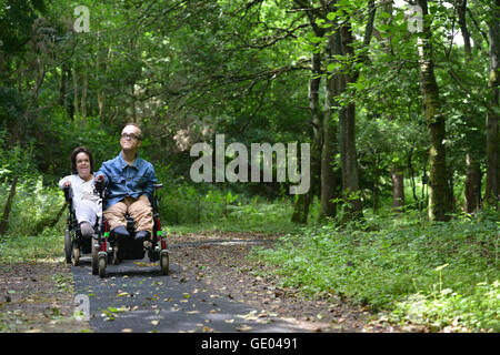 Rollstuhlfahrer, genießen ein Waldweg, Sussex Stockfoto
