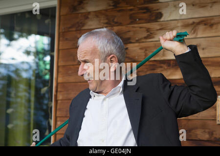 Leitenden Geschäftsmann Dehnung Textil, Freiburg Im Breisgau, Baden-Württemberg, Deutschland Stockfoto