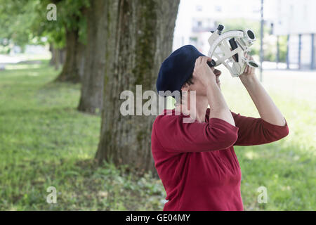 Weibliche Astronom Suche Sterne mit Teleskop Ausrüstung, Freiburg Im Breisgau, Baden-Württemberg, Deutschland Stockfoto