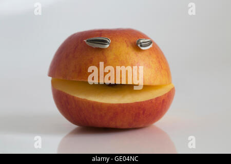 Apfel mit Smiley-Gesicht in Nahaufnahme Stockfoto