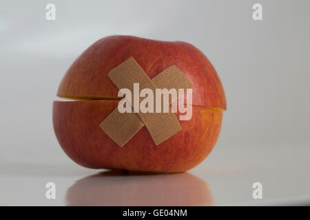 Nahaufnahme von Apple mit Heftpflaster Stockfoto