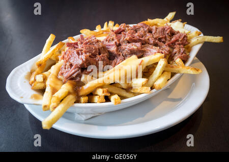 Ein herzhaftes Gericht aus Rindfleisch Bruststück Poutine von Urban Diner in Edmonton, Alberta, Kanada. Stockfoto